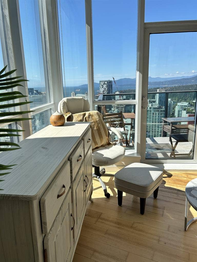 Looking for a female roommate