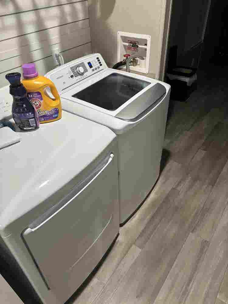 Room Available with Dajah & James