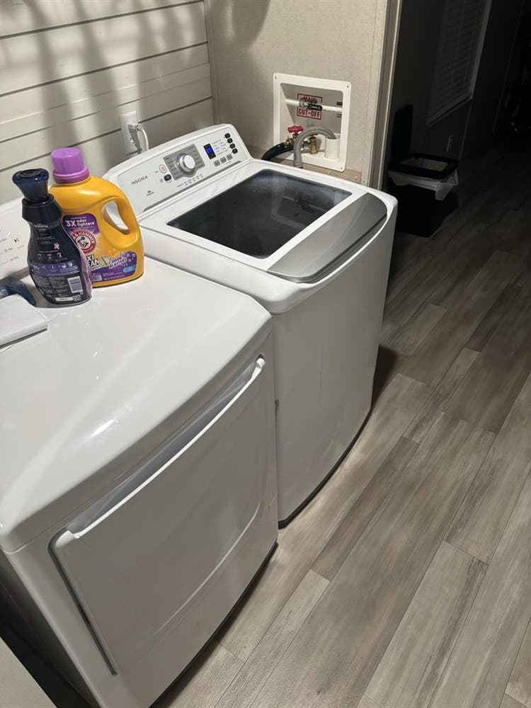 Room Available with Dajah & James