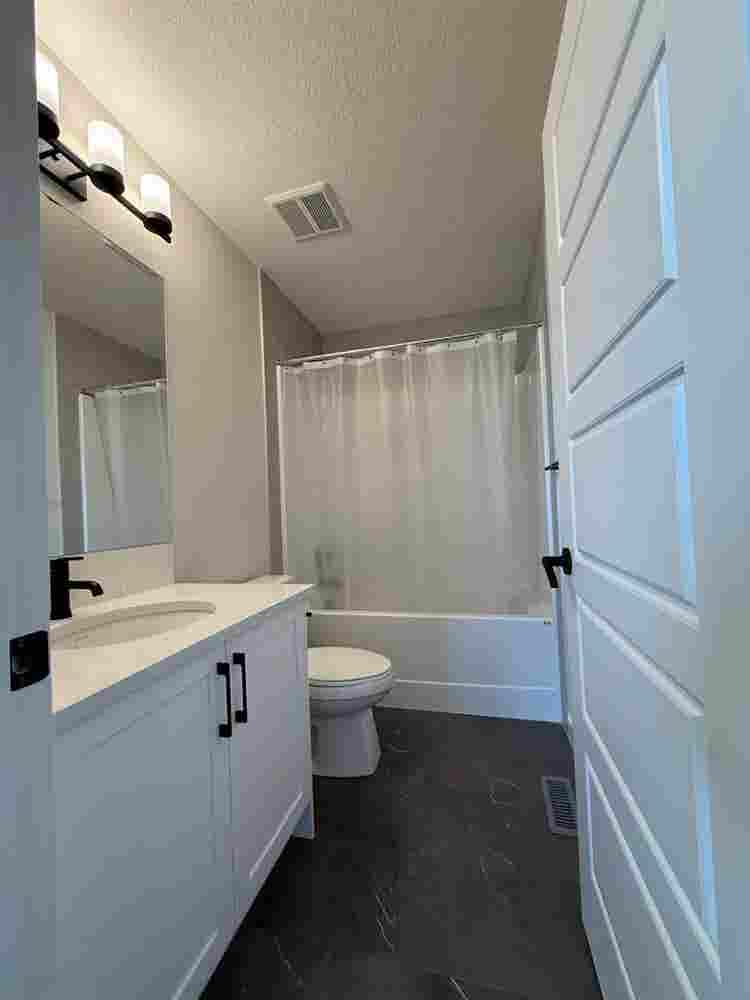 2 rooms available in shared house