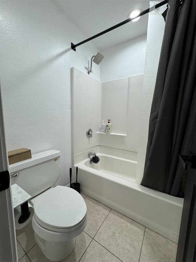 Looking for roommates!
