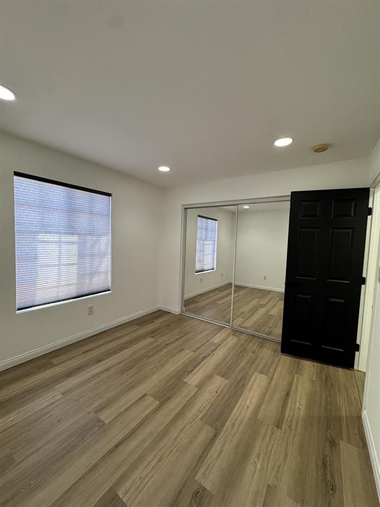 Looking for roommates!