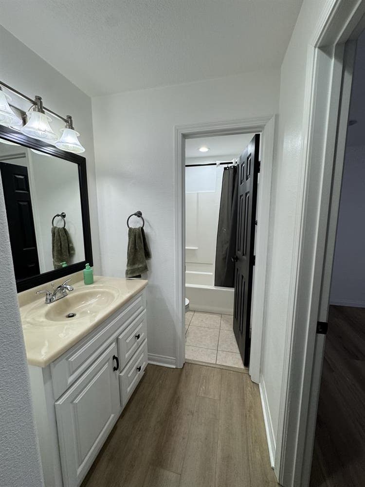 Looking for roommates!