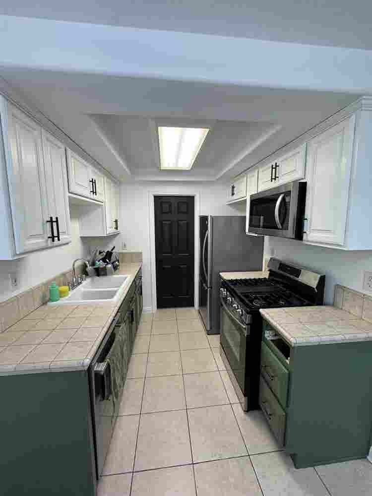 Looking for roommates!