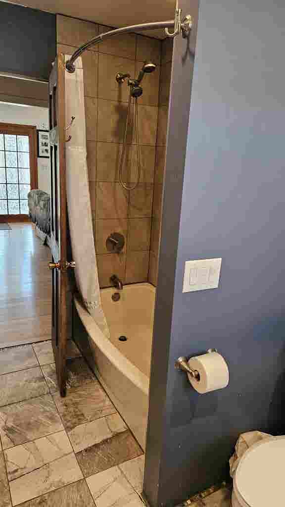 Master bedroom for rent in Glenwood