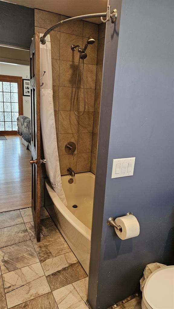 Master bedroom for rent in Glenwood