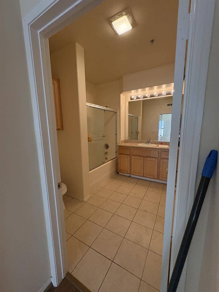 PRIVATE ROOM W/ PRIVATE BATHROOM