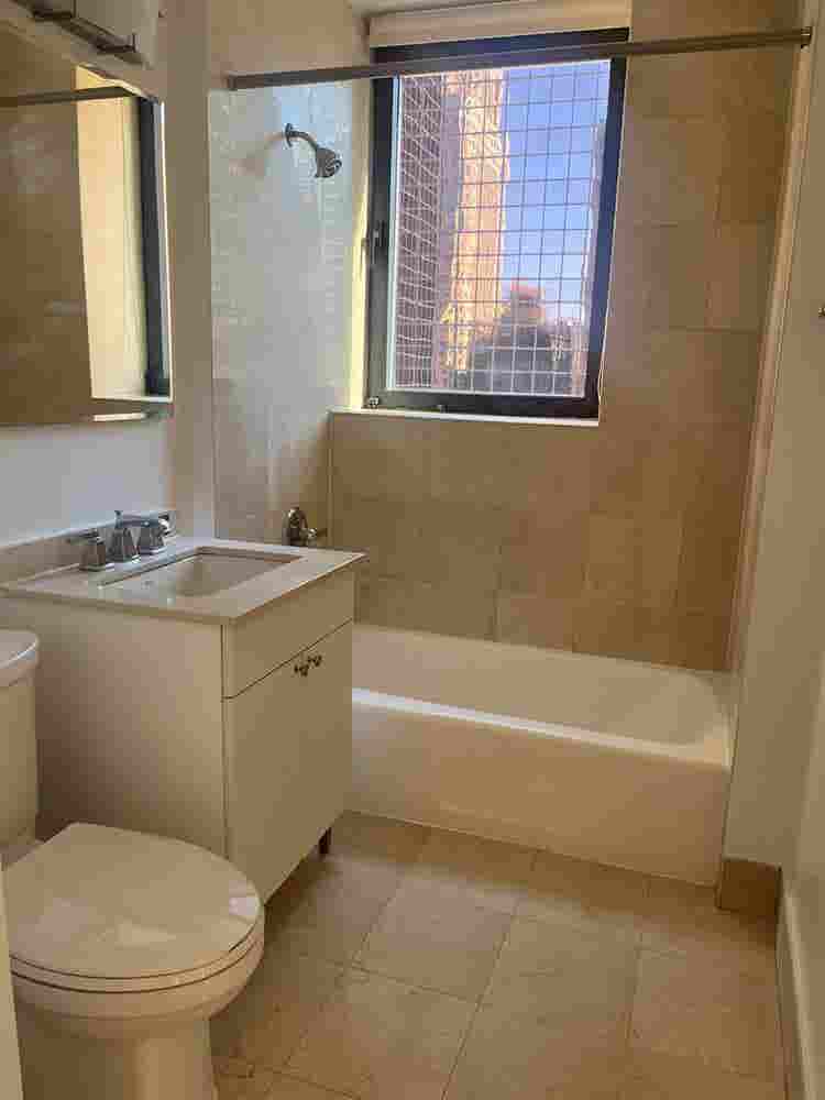 ✨Sunny Room w/ Balcony in Midtown✨