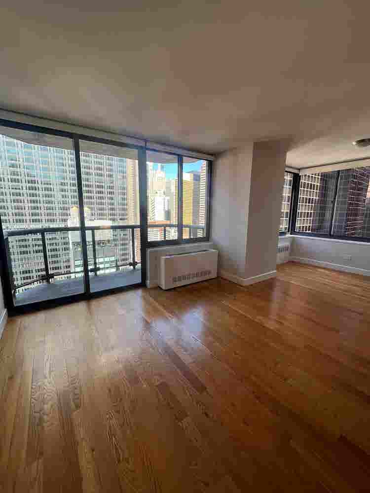 ✨Sunny Room w/ Balcony in Midtown✨