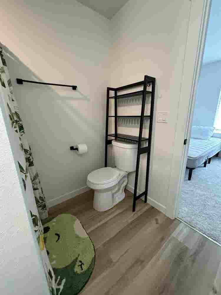 NE townhouse room for rent!