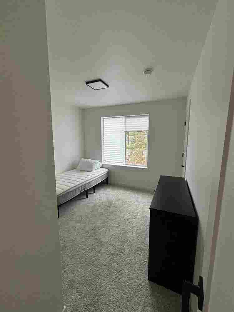 NE townhouse room for rent!