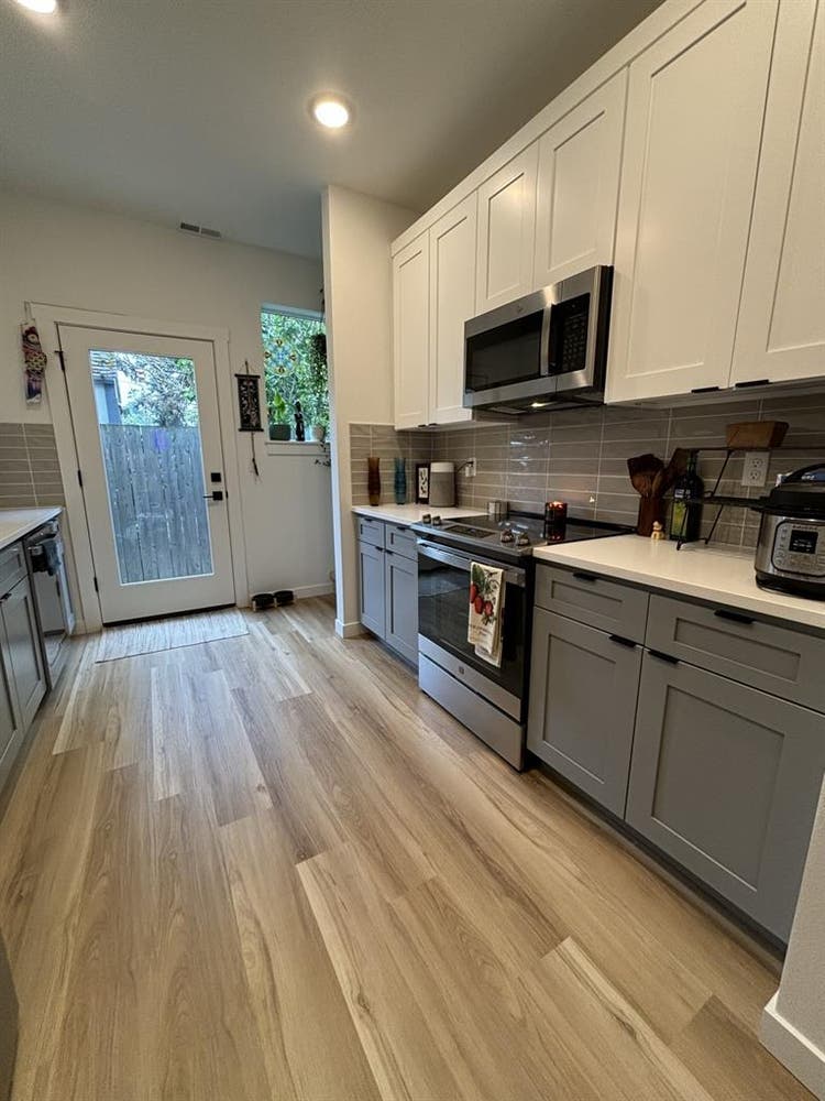 NE townhouse room for rent!