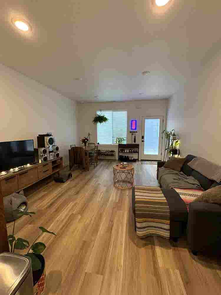 NE townhouse room for rent!