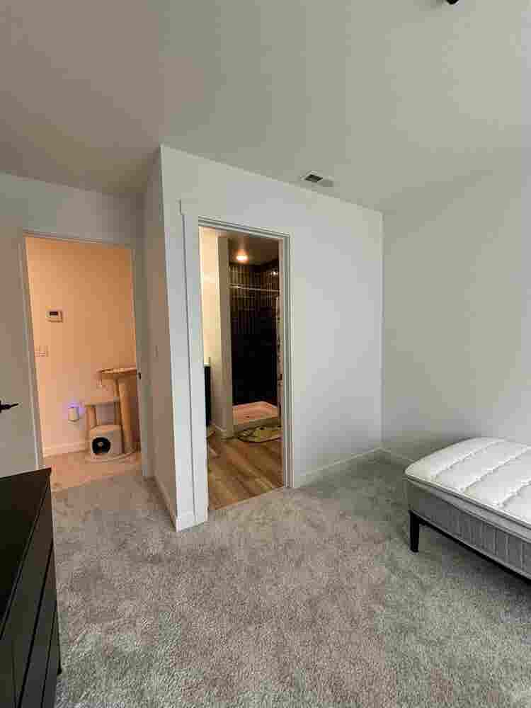 NE townhouse room for rent!