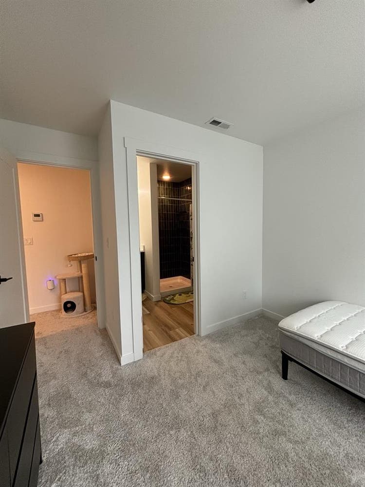 NE townhouse room for rent!