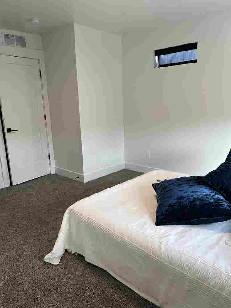 Quiet Room in Beautiful Townhouse