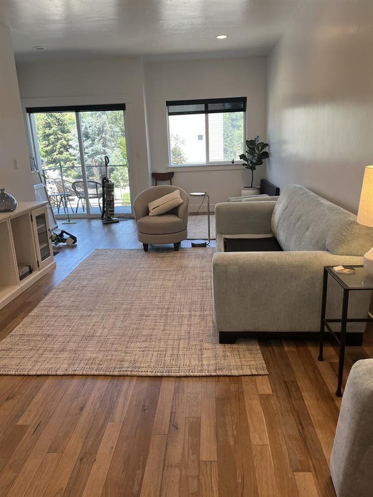 Quiet Room in Beautiful Townhouse
