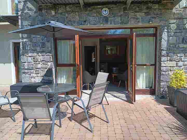 Luxury 2 bed ground floor apt