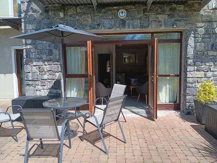 Luxury 2 bed ground floor apt