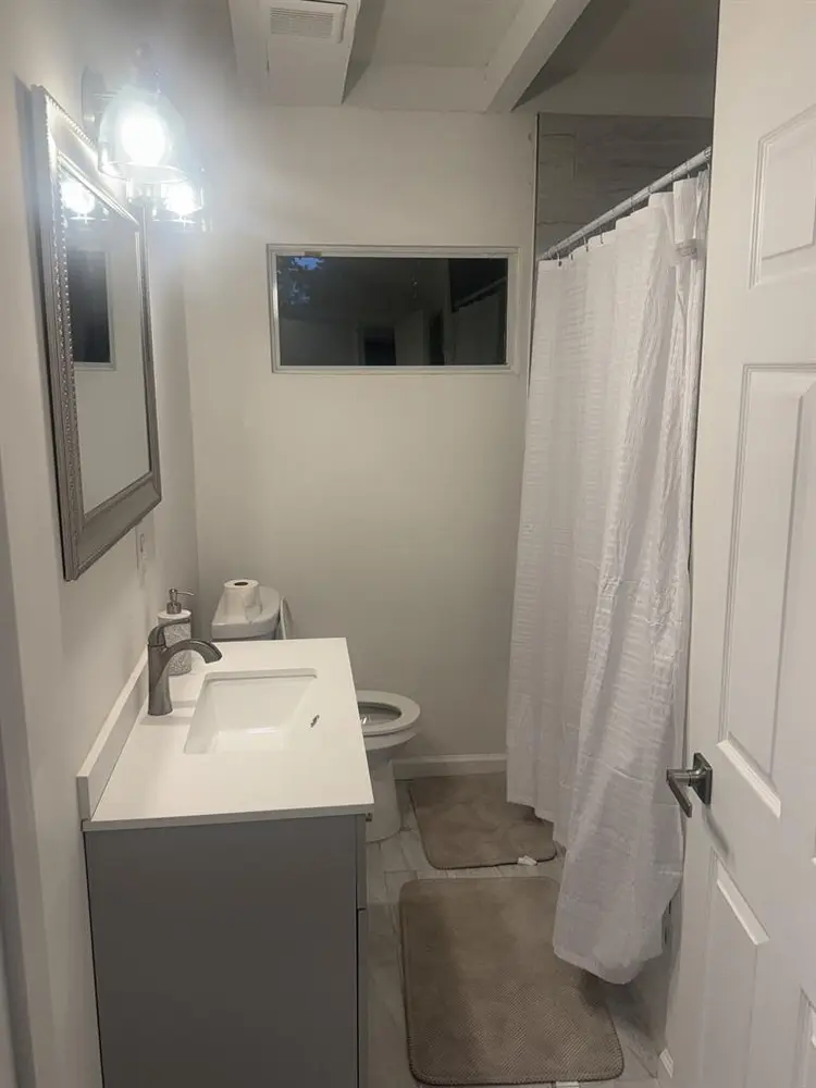 Mins to the airport! Furnished 1bdr