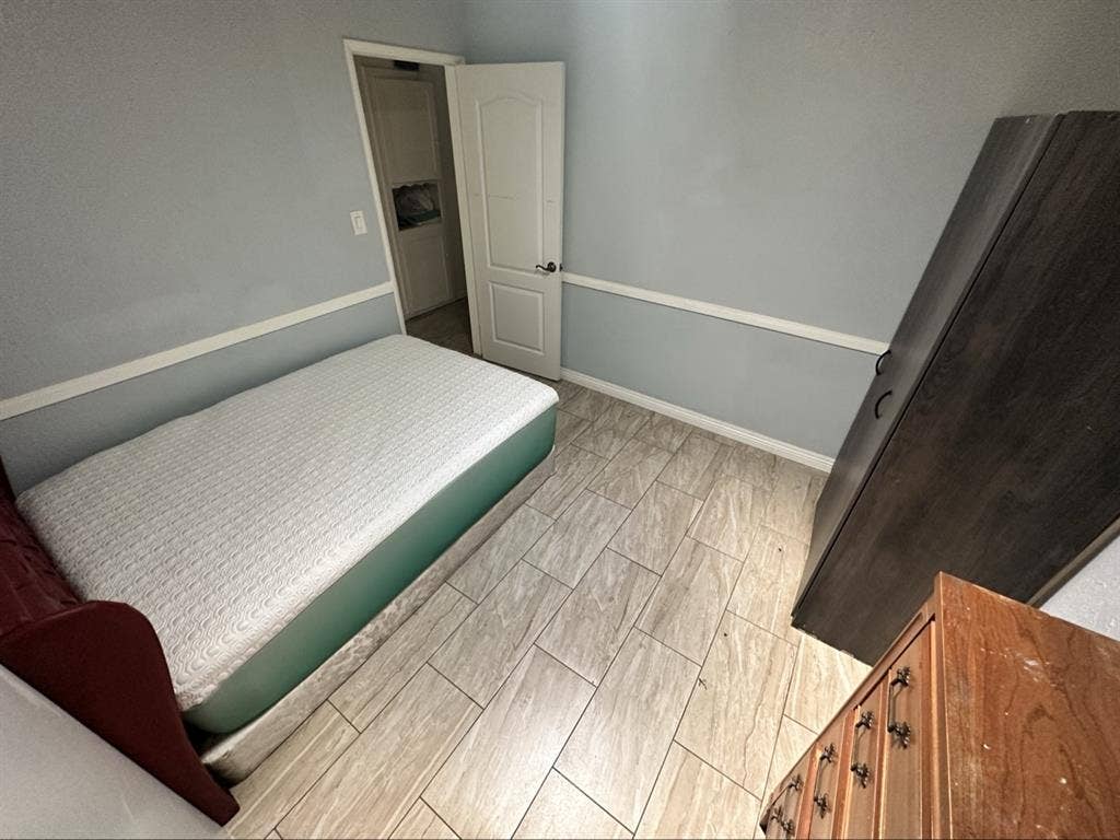 Cheap room for rent