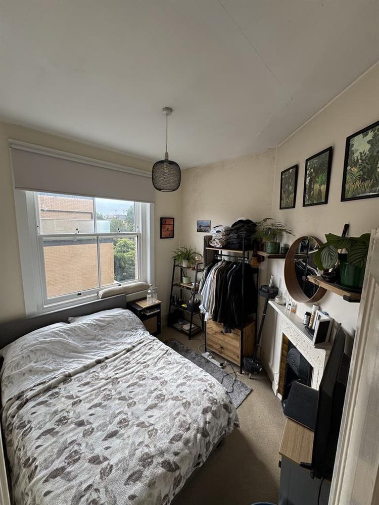 2 double rooms available in 3 bed