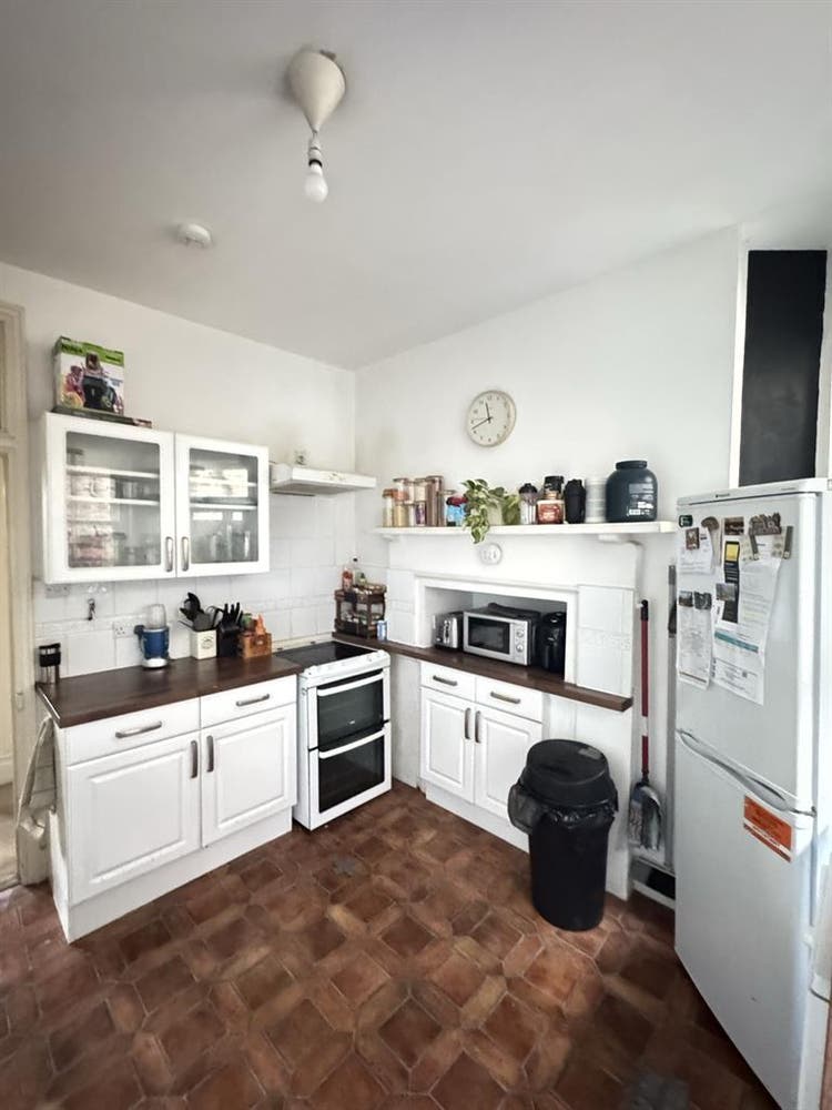 2 double rooms available in 3 bed