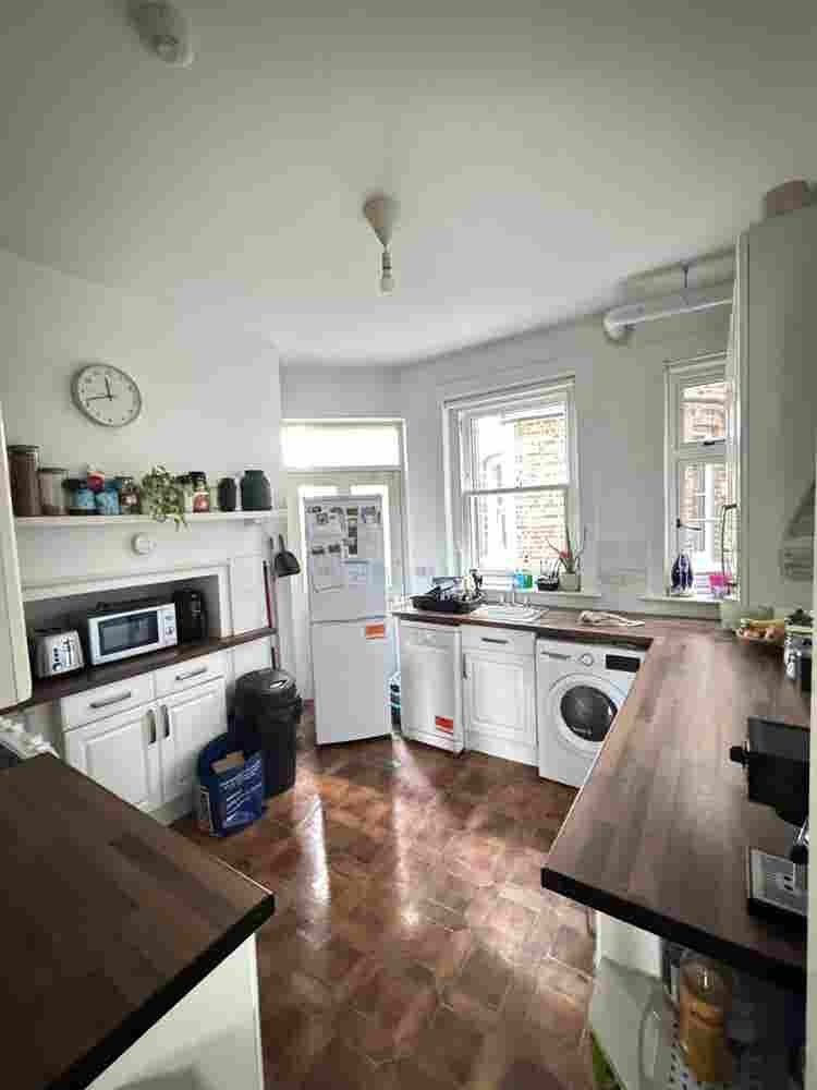 2 double rooms available in 3 bed 