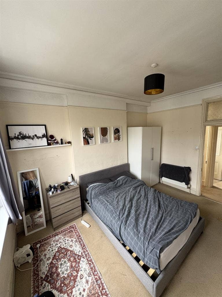 2 double rooms available in 3 bed