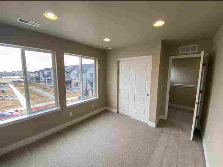 Looking for a Roomate