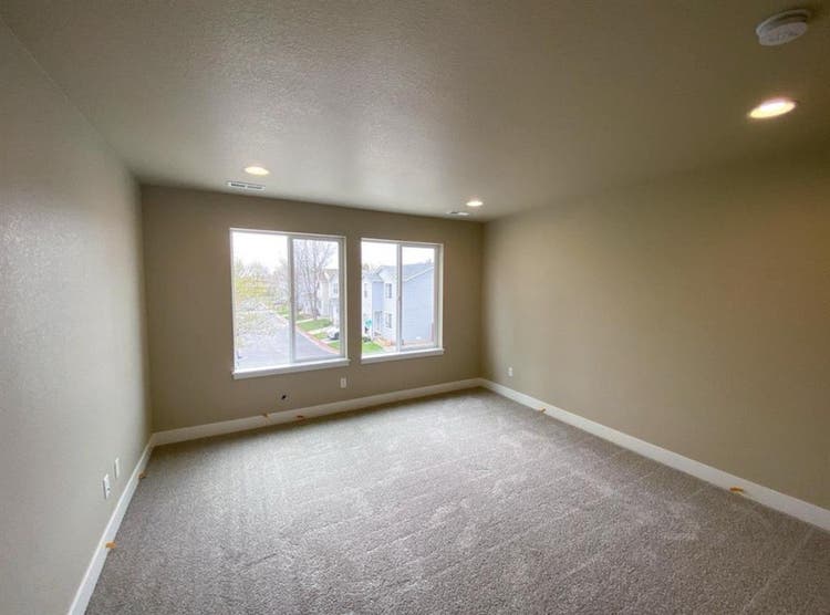 Looking for a Roomate