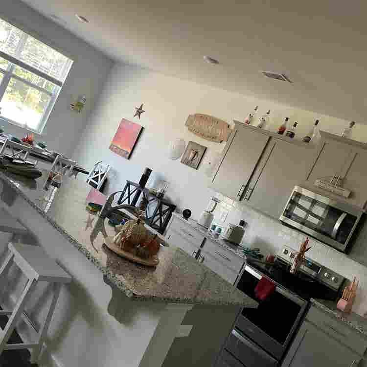 Looking for 2 roommates