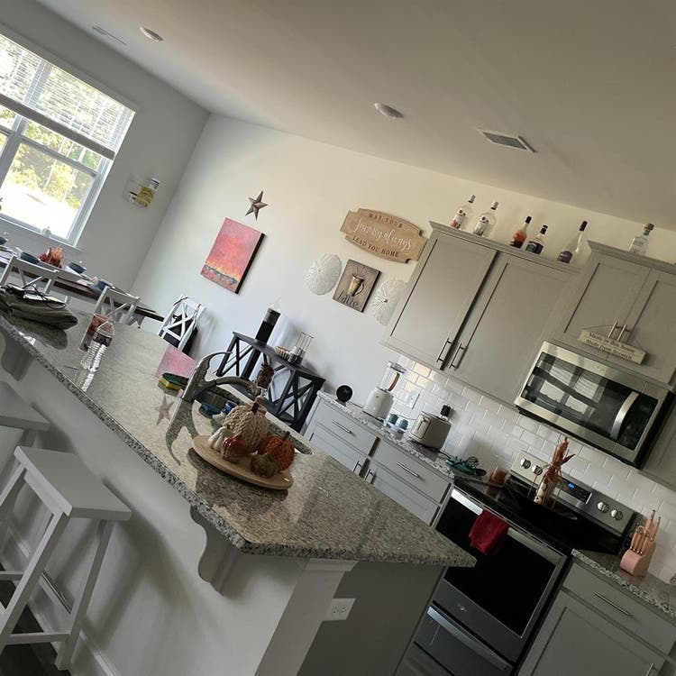 Looking for 2 roommates