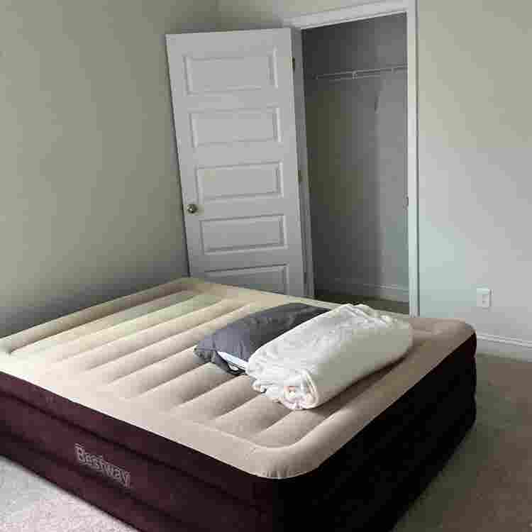 Looking for 2 roommates