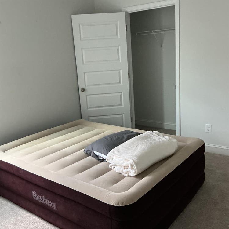 Looking for 2 roommates