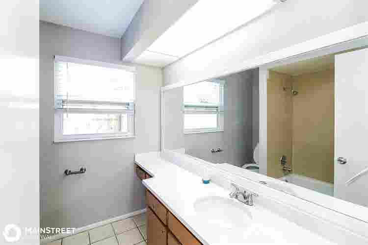 2 rooms available in Lake Sarasota