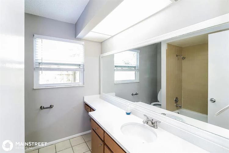 2 rooms available in Lake Sarasota