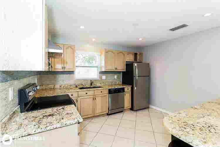 2 rooms available in Lake Sarasota
