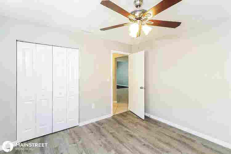 2 rooms available in Lake Sarasota