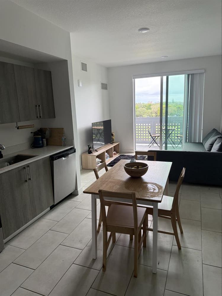 Furnished Room w Utilitiess