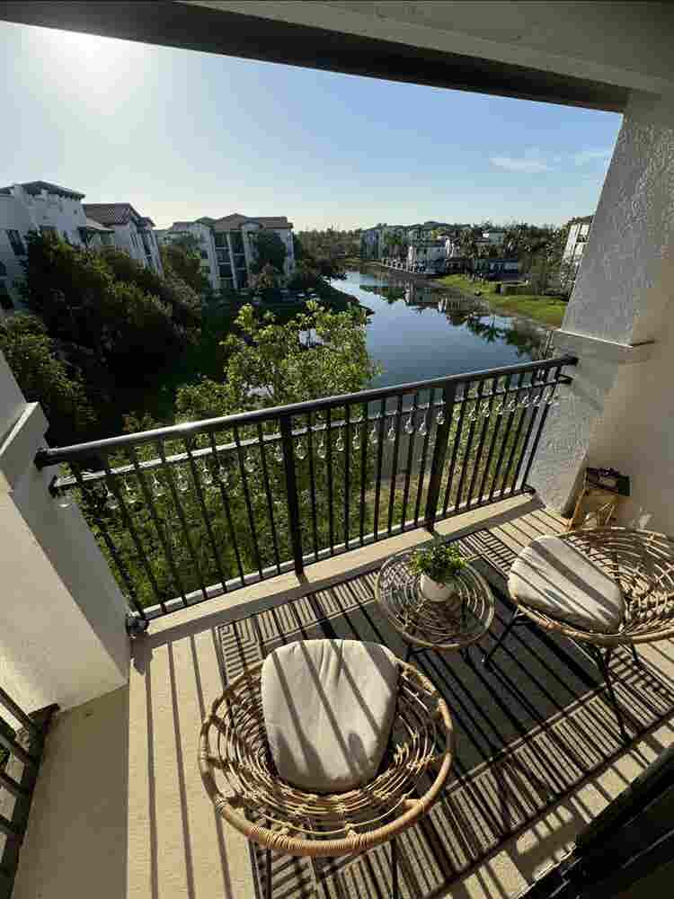 Looking for a roommate in Doral 
