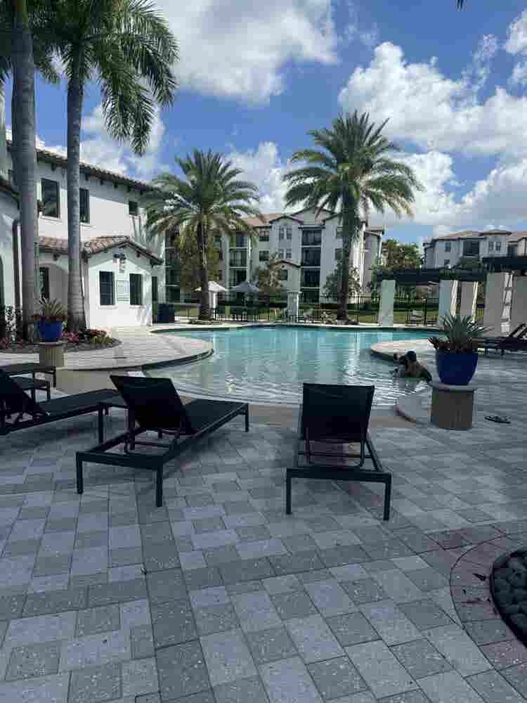Looking for a roommate in Doral 
