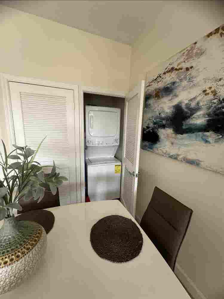 Looking for a roommate in Doral 
