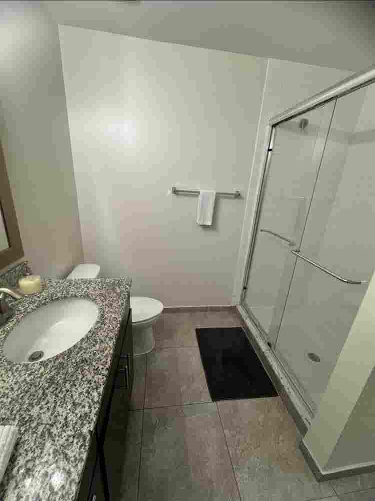 Looking for a roommate in Doral 
