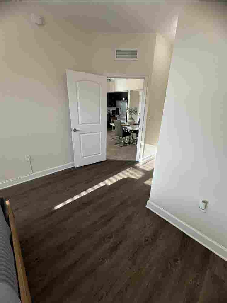 Looking for a roommate in Doral 

