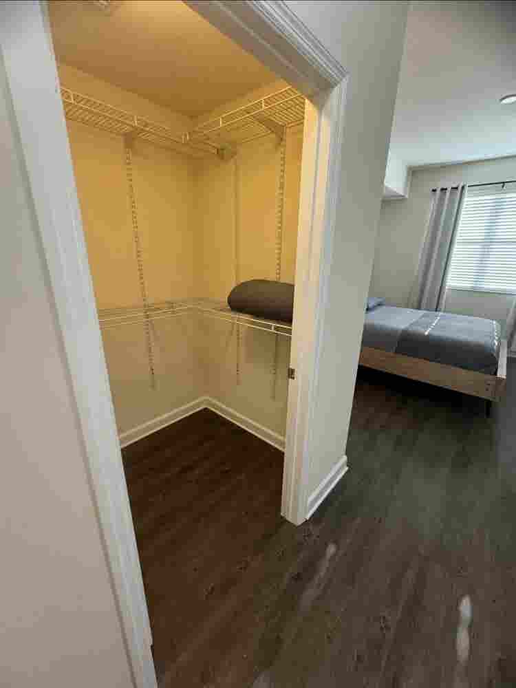 Looking for a roommate in Doral 
