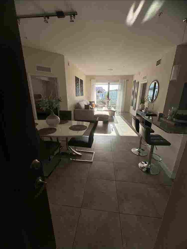 Looking for a roommate in Doral 
