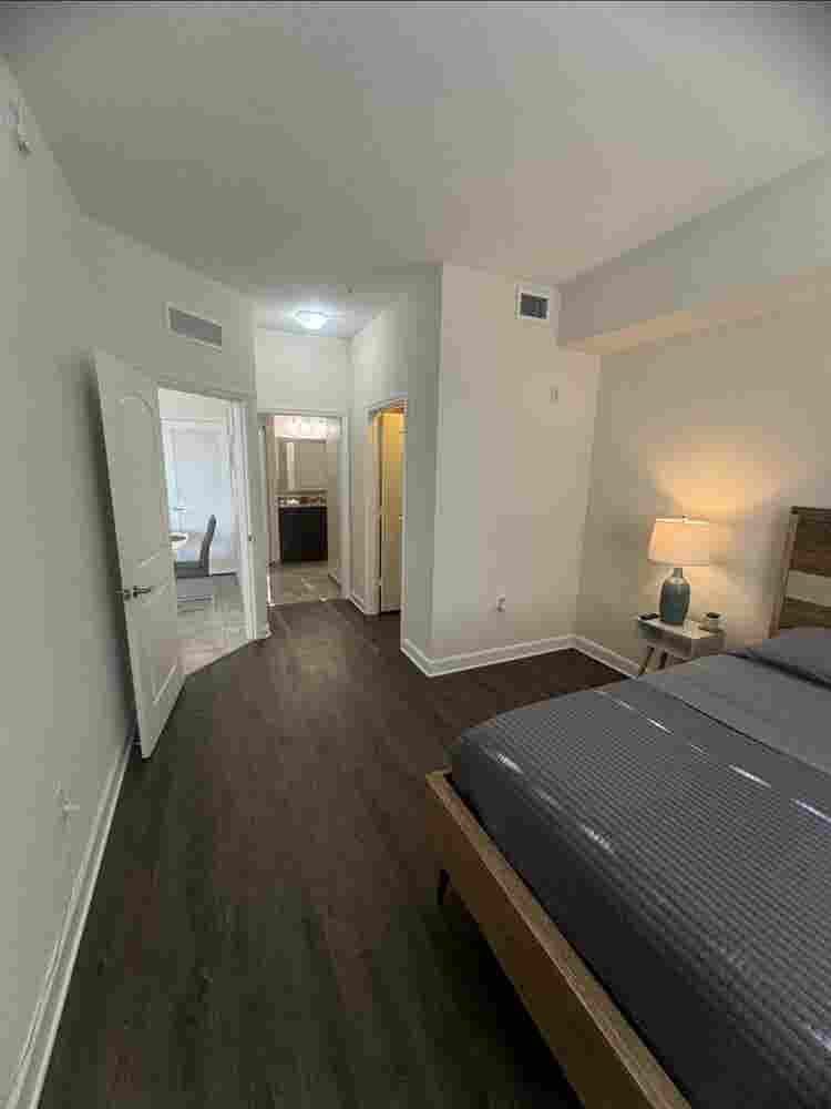 Looking for a roommate in Doral 
