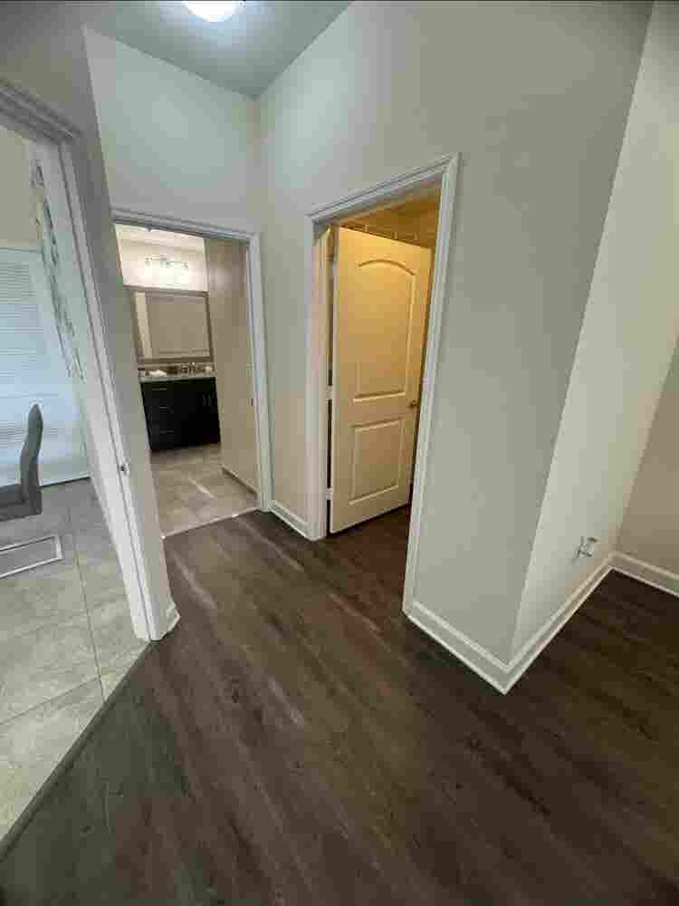 Looking for a roommate in Doral 

