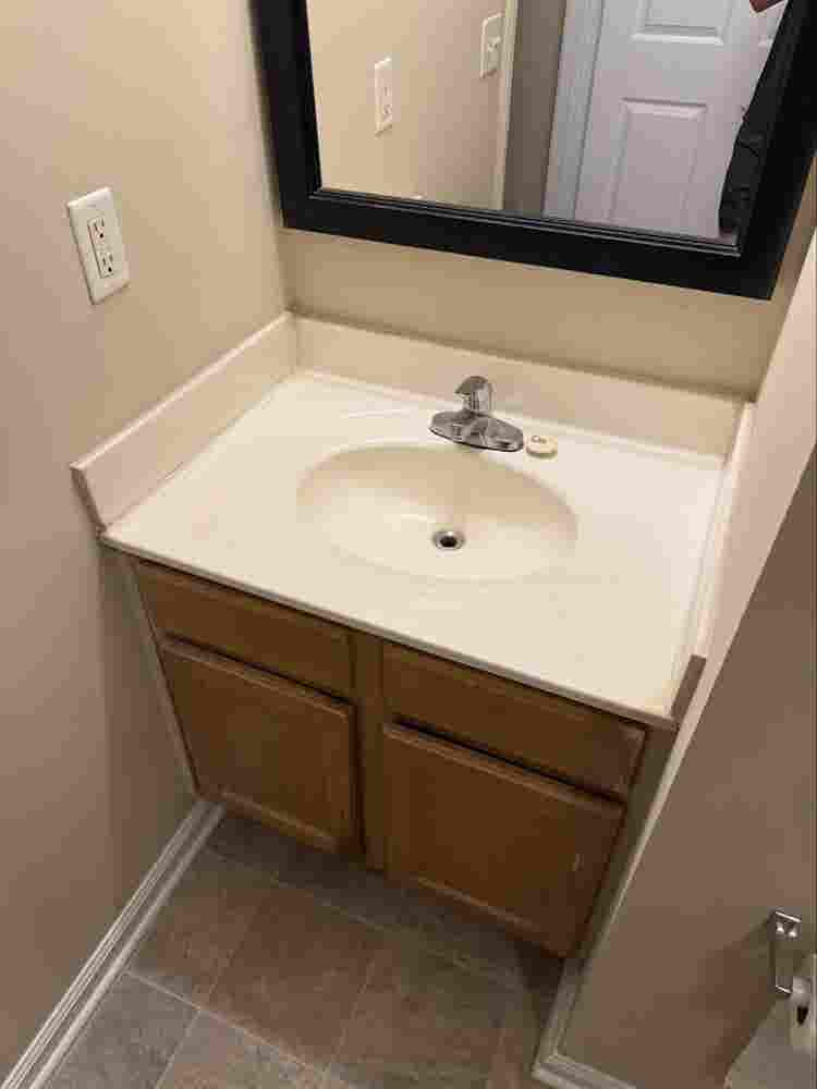 ROOM AVAILABLE IMMEDIATELY